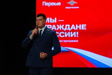 Депутат вручил первые паспорта юным оренбуржцам